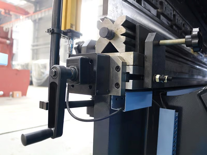 Mechanical vs. Hydraulic Crowning