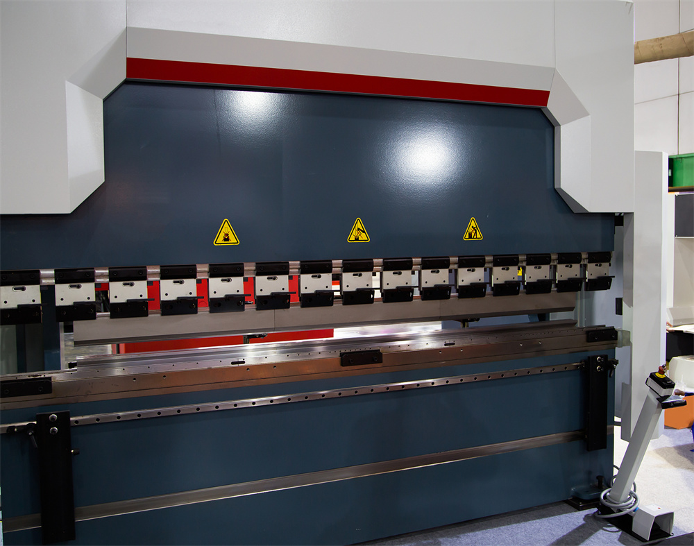CNC Synchronized Hydraulic Press Brake showing Y1 and Y2 cylinders