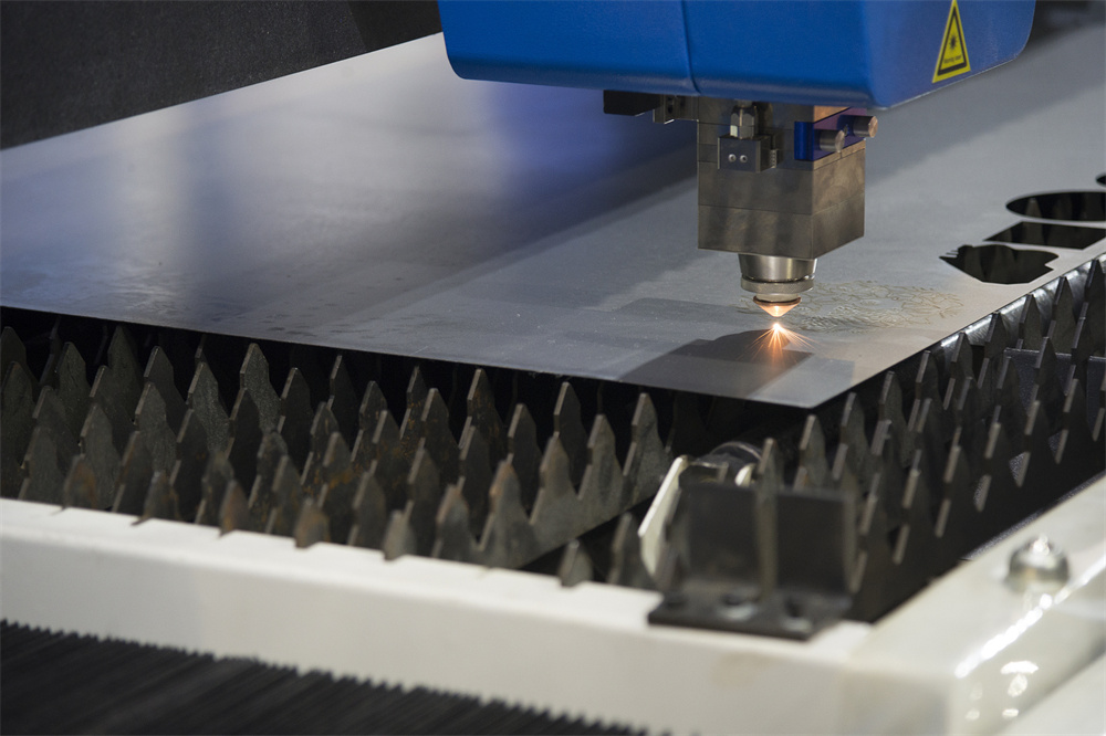 Laser cutting machine processing metal plate