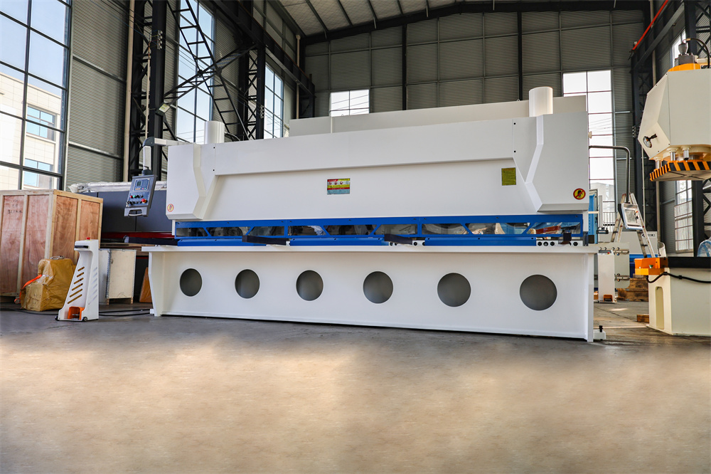 Industrial Shearing Machine in Operation